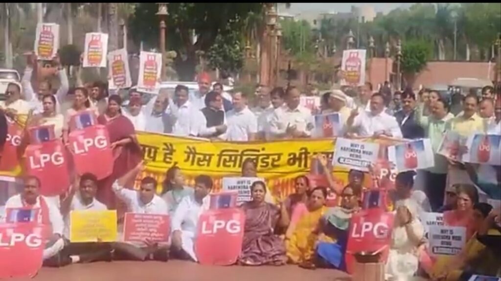 priyanka gandhi dharana andolan
