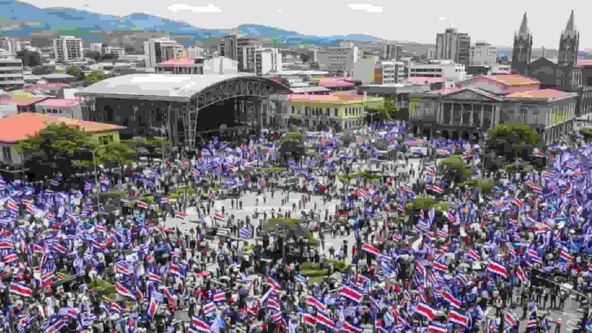 housands of Costa Rican citizens protesting in San Jose for democratic stability